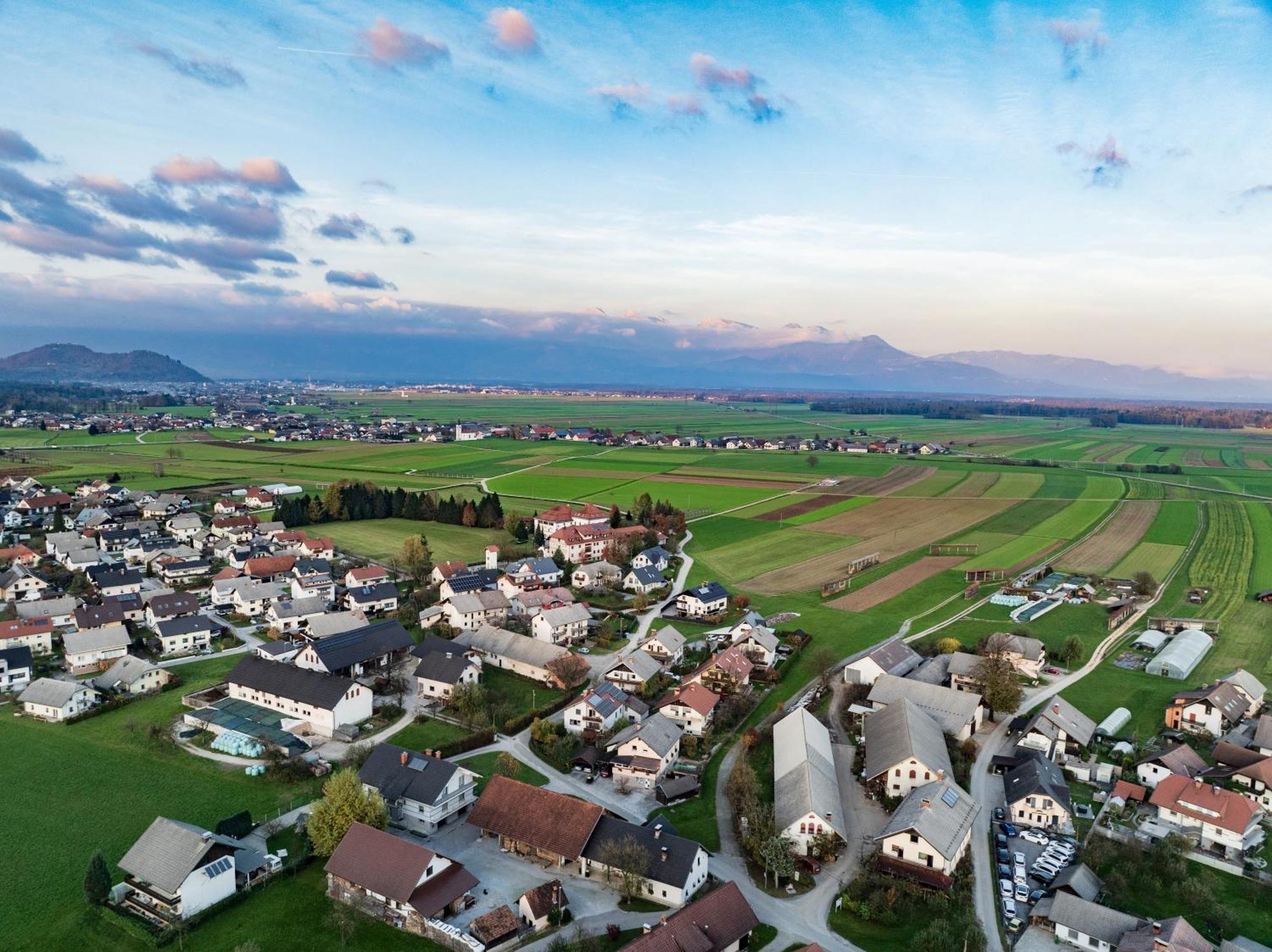 Apartment Mountain Sunrise Skofja Loka Bagian luar foto